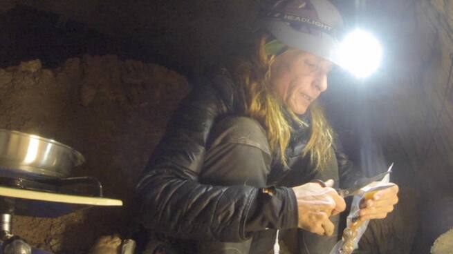 "¡Me han contado que ha fallecido!": la alpinista aislada 500 días en una cueva confiesa a Francino la noticia que más le ha sorprendido al salir