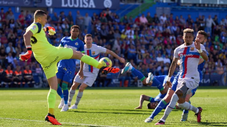 David Soria contesta a las quejas de Xavi: "No creo que sea ninguna excusa, no van a elegir como tiene que estar el césped"