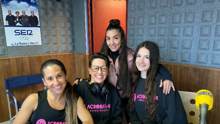 Acrobacias, baile y números aéreos en es Viver con el espectáculo 'Life is a circus'