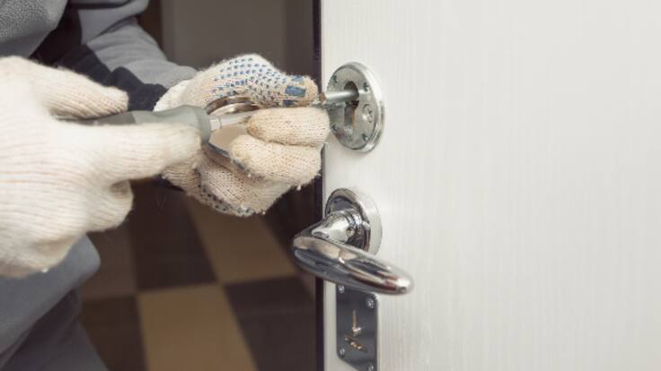 Clienta estafada por un cerrajero: "Me cobraron 900 euros por cambiar la cerradura"