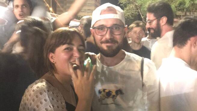 "Sí, quiero": el plan 'B' de una pedida de mano con Viva Suecia que no arruinó la lluvia del Warm Up