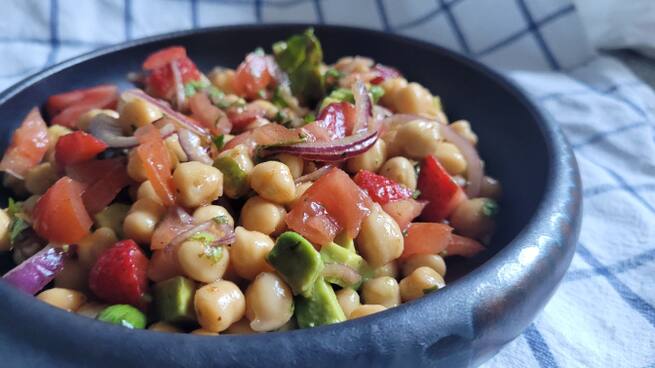 El Rebost: amanida de cigrons, tomaca, alvocat i maduixes