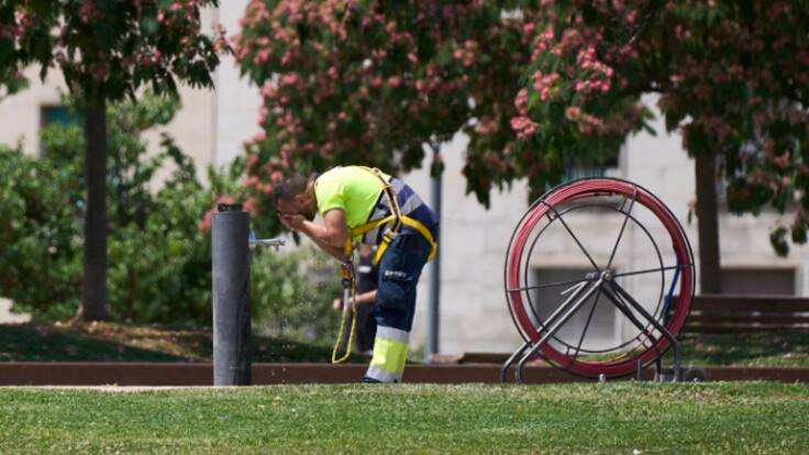 Trabajar a 40 grados: agua y una gorra frente al calor del sol y el asfalto
