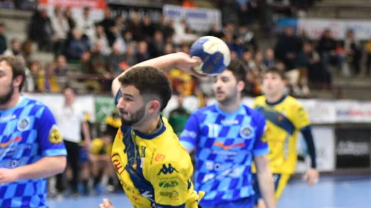 El central madrileño del Tubos Aranda, Víctor Enebral, repasa en El Banquillo su renovación para la próxima temporada