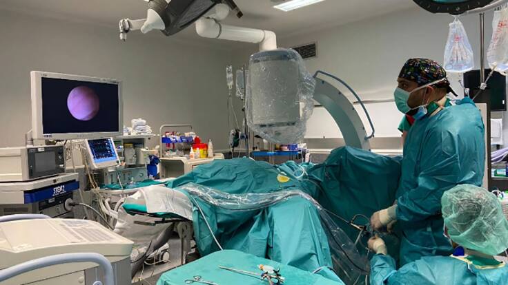 Javier Aguirre, Médico adjunto del servicio de Cirugía General del CHUAC, nos habla sobre el robot Davinci