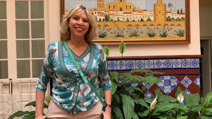 Marina Bernal celebra en Radio Sevilla su nombramiento con Hija Adoptiva de Chipiona