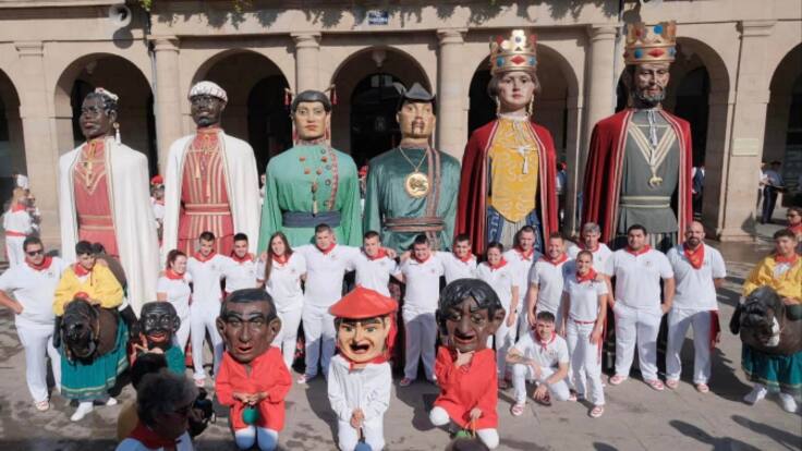 El presidente de la comparsa de gigantes de Tafalla, Javier Ezquerro, explica cómo van a poner nombre a las figuras
