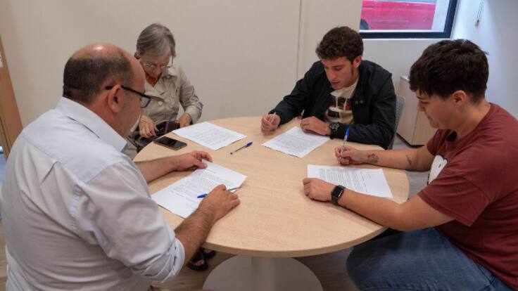 Xabier Alcuaz (EH Bildu), Goizeder Juango (Iniciativa por Tafalla), Karlos Montoya (Contigo Zurekin) y Amaia Jaurrieta (Geroa Bai), hablan sobre el pacto firmado para la alcaldía de Tafalla