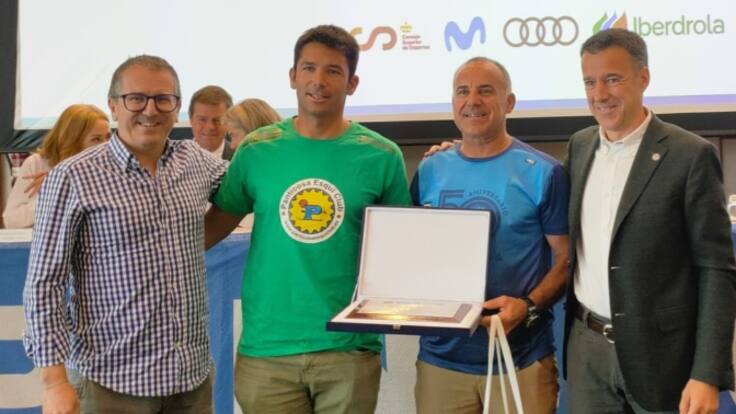 Marcos Armesto recibía en nombre del club la medalla