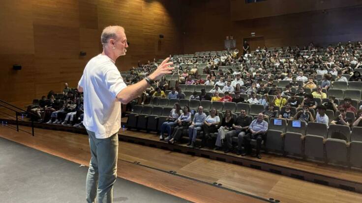El 'hermano mayor' Pedro G. Aguado sobre sus charlas a familias en La Nucía