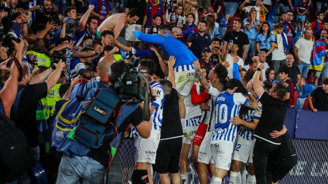 "El trabajo es de todo equipo, porque no nos rendimos nunca": Villalibre, Luis García Plaza y el presidente del Alavés reaccionan en 'Carrusel' al ascenso