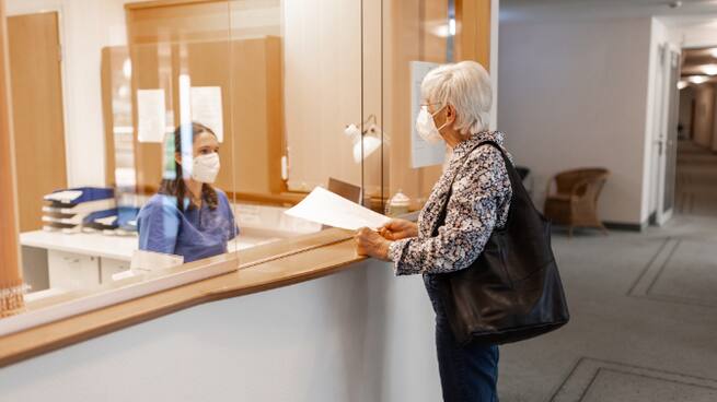 El Gobierno declarará este martes el fin de la crisis sanitaria del coronavirus con la retirada total de la obligatoriedad de las mascarillas