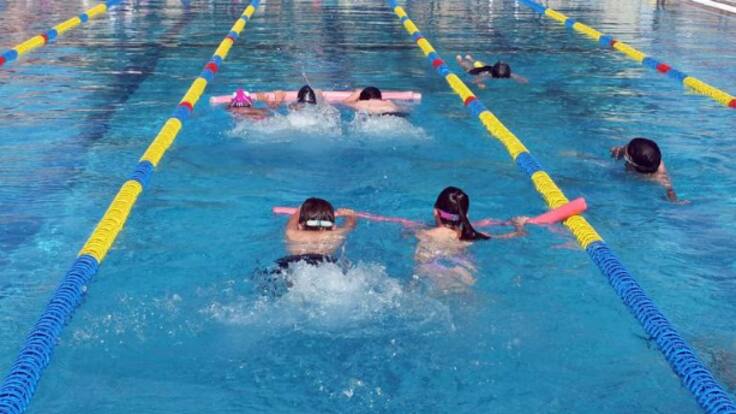 Doctor Serrano: Ejercicios para realizar en la piscina