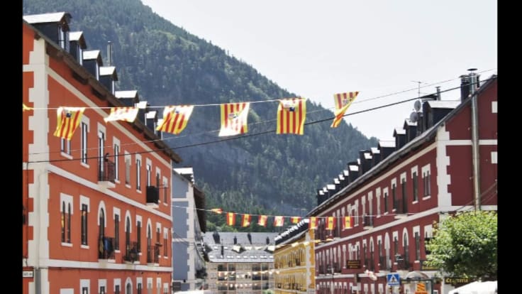 Canfranc, en fiestas, sigue reivindicando la reapertura de la línea