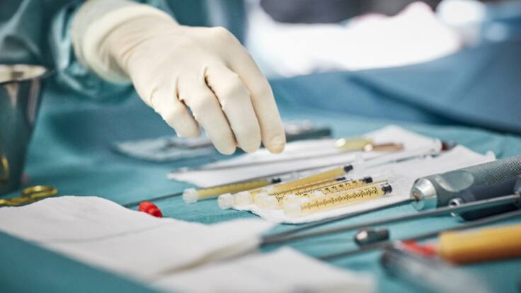 "Gracias al deporte y a las personas que creyeron en mí, estoy donde estoy ahora": Faustino Afonso, el médico con discapacidad que, por primera vez, ha operado de pie gracias a un exoesqueleto