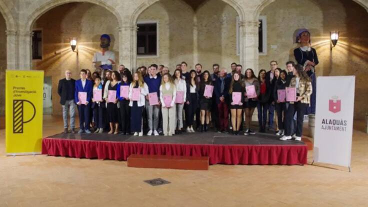 La professora del IES Jaume I, Almudena Martínez, explica el projecte finalista al premi d'investigació FEDINES