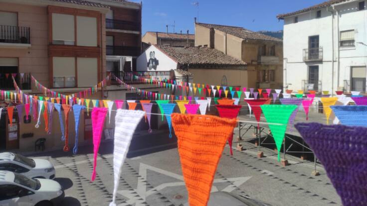 Las mujeres de Herce adornan la localidad a base de ganchillo