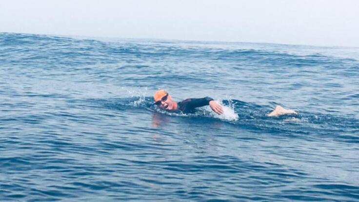 "Ha sido el reto más importante de mi vida": la nadadora con mayor edad en cruzar el Estrecho de Gibraltar