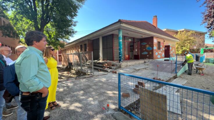 El edil de Educación de Fuenlabrada, Isidoro Ortega, repasa las obras veraniegas en colegois