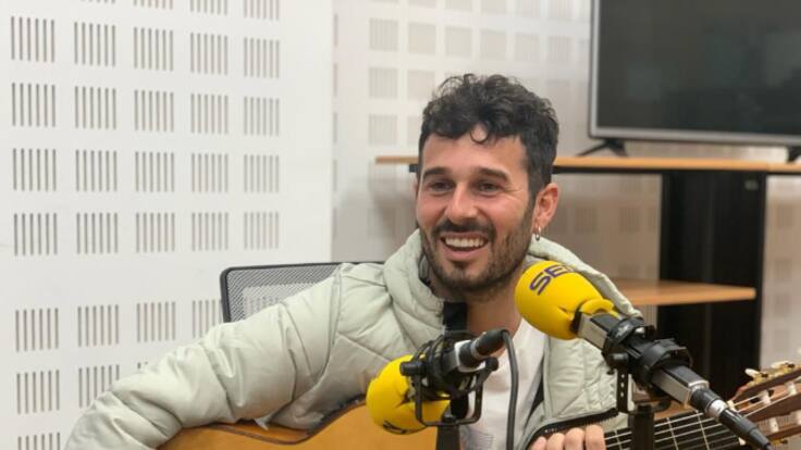 Antoñito Molina: "Llevo el nombre de rota en mi manera de escribir canciones. Es una responsabilidad importante que la gente me relacione con mi pueblo"