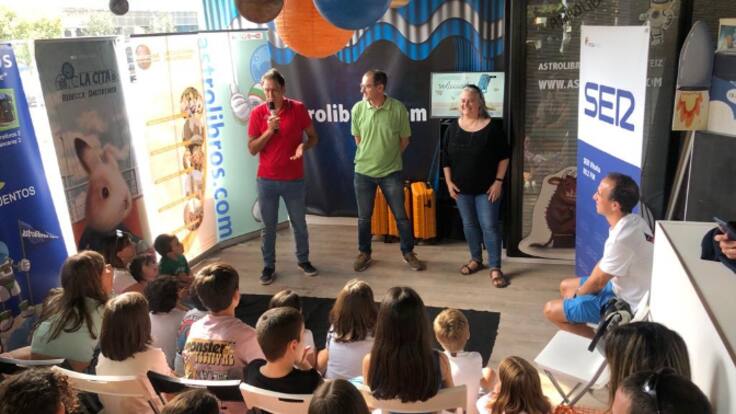 El concurso "Cuentos en el aire" entrega sus premios aquí en la radio.