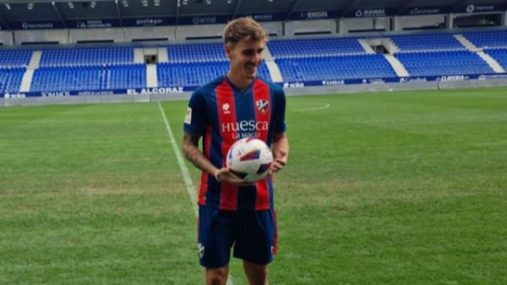 Hugo Vallejo en su presentación como jugador de la SD Huesca