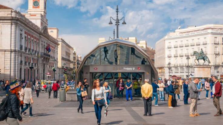 Luis García Montero: “La vida diaria es una mascota que dejamos en casa de unos parientes para tomarnos vacaciones”