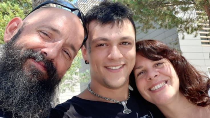 Los padres de Erik, el joven que murió en la calle Isabel II en Santander, relatan en la Cadena SER, la dura lucha que han vivido para intentar curar a su hijo de una drogadicción. David Tres y Celia Mira Gil, quieren aclarar que su hijo no era un indi