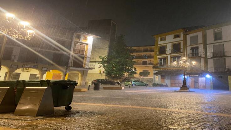 El profesor de Geografía del IES Josep de Ribera, Ramir Moscardó, y el responsable de Climatología de la Agencia Estatal de Meteorología en la Comunitat Valenciana, José Ángel Núñez, comentan el episodio de lluvia torrencial en Xàtiva