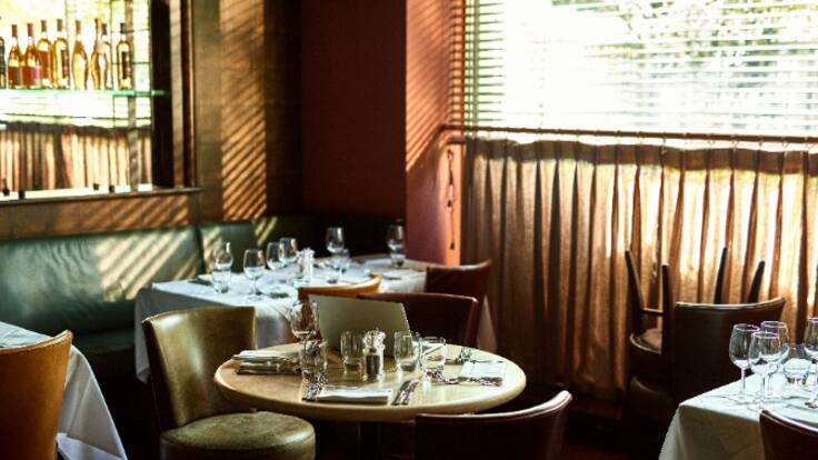 La venganza se sirve en plato frío: reservar en un restaurante y no aparecer puede ser un delito