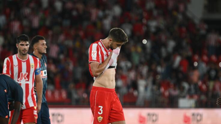 El entrenador del Almería no encuentra respuesta en el campo.