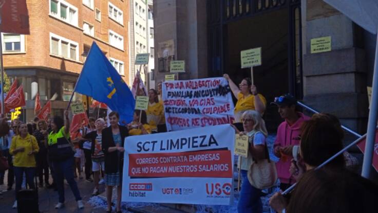 ¡Queremos cobrar!, el grito desesperado de las 64 trabajadoras de la limpieza en Correos Asturias.