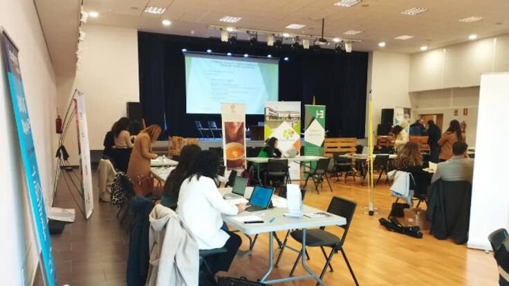 Héctor Ibáñez, gerente de ADRI Ribera del Duero, y Natalia Díez, responsable del programa "Tierra de Oportunidades" de CaixaBank sobre el Maraton de Emprendimiento en la Ribera del Duero