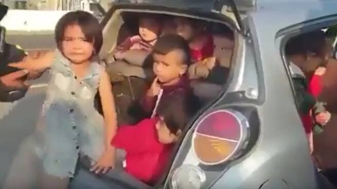 Detenida una profesora por llevar 25 alumnos en un coche de cinco plazas