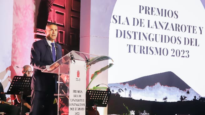 Oswaldo Betancort felicita a los premiados de Turismo Lanzarote 2023