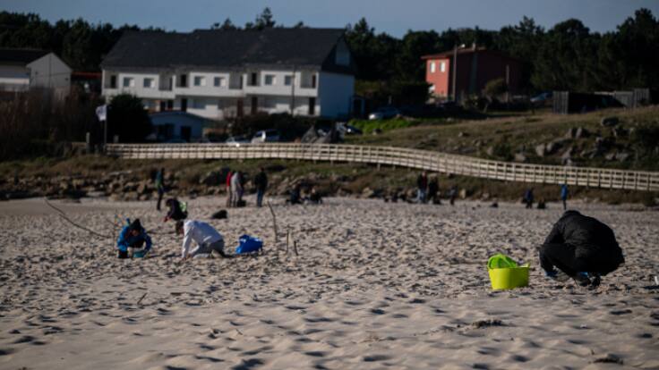 "Indigna ver tu playa llena de bolitas blancas de plástico": el enfado de un pescador tras los vertidos de pellets en las costas gallegas