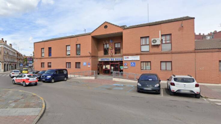 Fernando González, portavoz de Pinto Avanza y Teniente de Alcalde de Pinto, y Ángel García, de la Plataforma de Apoyo a la Atención Primaria, hablan sobre la ausencia de médicos en las Urgencias del centro de salud.