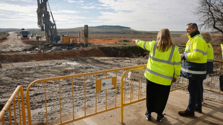 Jorge Rodrigo, consejero de Vivienda, Transportes e Infraestructura de la Comunidad de Madrid, habla sobre la reforma el puente sobre el Arroyo Culebro, en Getafe.