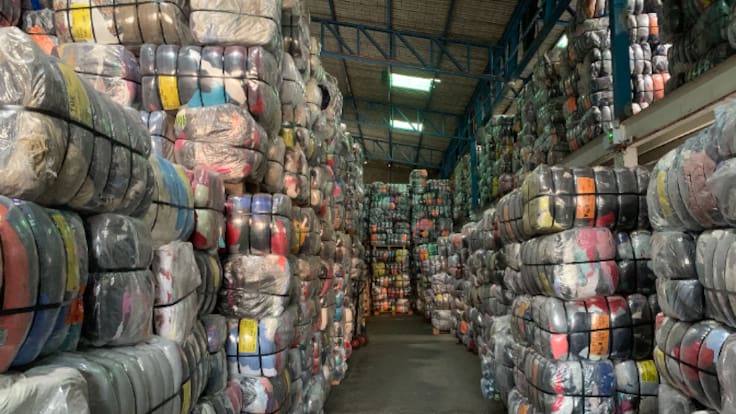 La roba ni es recicla ni es reutilitza: el 90% dels residus tèxtils acaben incinerats o a l'abocador