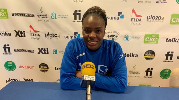 Kassia César, jugadora del Elda Prestigio, antes de recibir al Lobas Global Atac Oviedo
