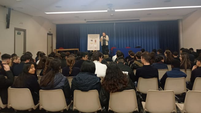 Luis Leante ha presentado su libro "Territorio desconocido", Premio Edebé de Literatura Juvenil 2023, a los alumnos de 3° y 4° de ESO de Lorca