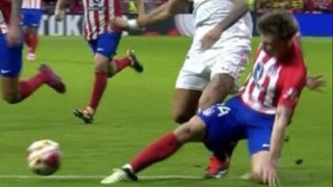 ¿Era penalti de Barrios a Lamela en la última jugada del partido? ¿Debió entrar el VAR? Iturralde resuelve la polémica del Atlético-Sevilla