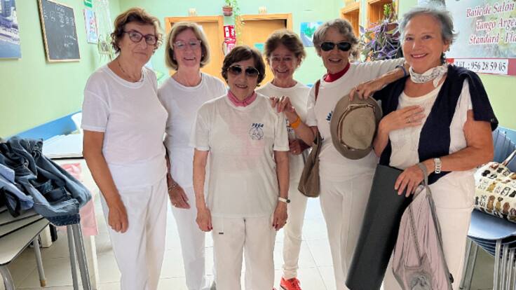 Hacer yoga a partir de los 70: así son las usuarias del taller de yoga de la AAVV Muñoz Arenillas