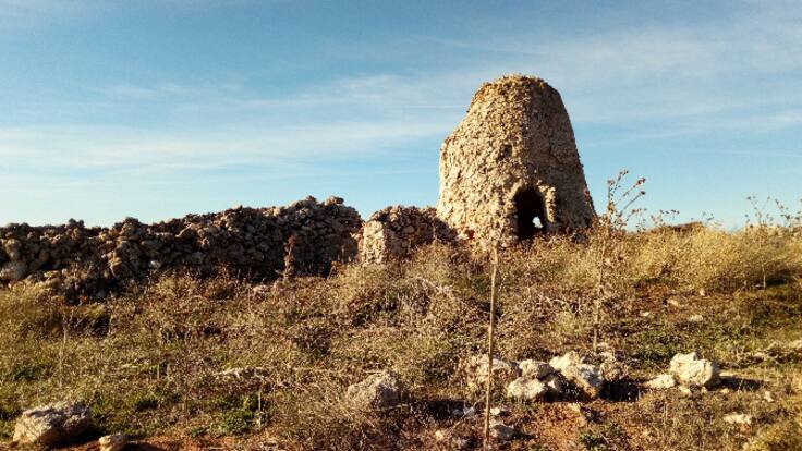 Ruta entre chozos, minas romanas y cuevas del vino en Torrejoncillo del Rey