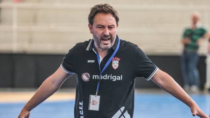 El entrenador del Bm. Elda - C.E.E., Antonio Mateo acabó muy enfadado a pesar de la victoria de su equipo