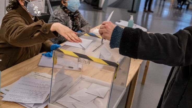 ¿Por qué un obrero acaba votando a la derecha? Una politóloga revela las razones que le pueden llevan a votar en contra de sus intereses