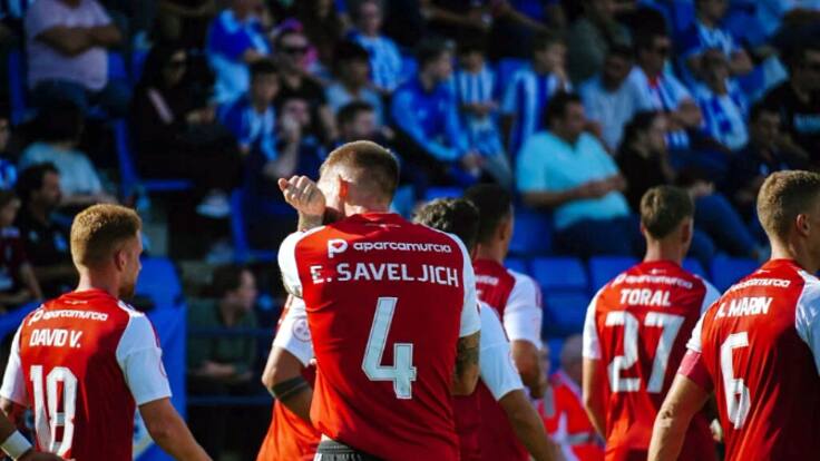 El Almería necesita veteranía en la zaga.