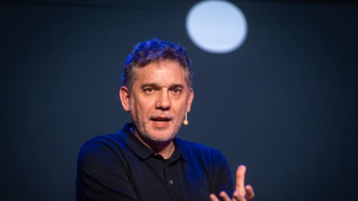 Ramón Salaverría: "La inteligencia artificial no viene a sustituir a los periodistas, sino a complementar su trabajo"