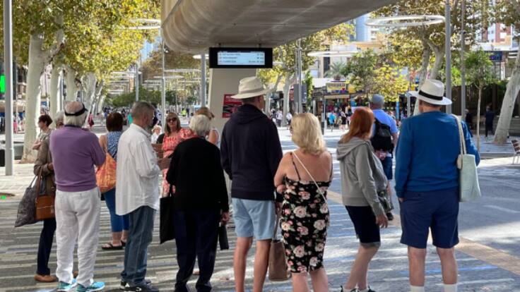 Así están viviendo los pasajeros de los autobuses de Benidorm la jornada de huelga