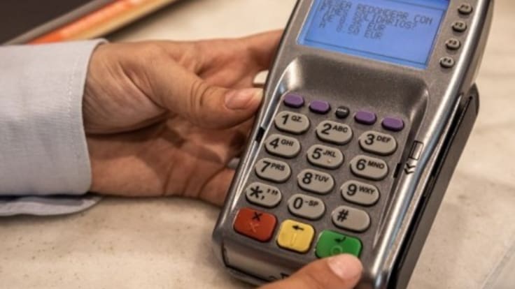 Quantes persones premen el botó verd del datàfon per fer l'arrodoniment solidari?